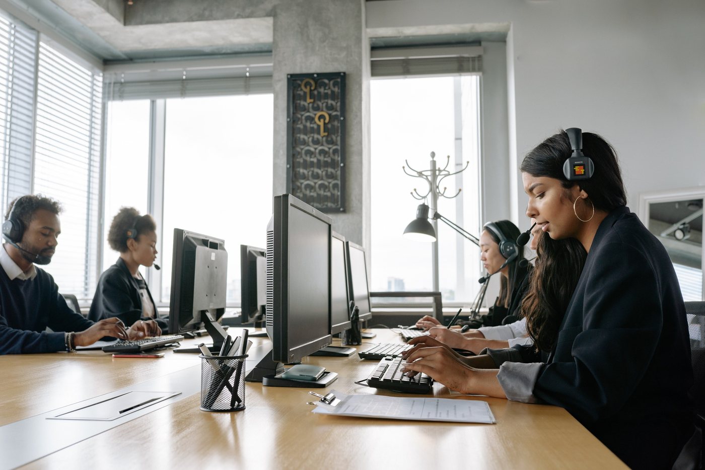 Equipo de trabajo en una oficina