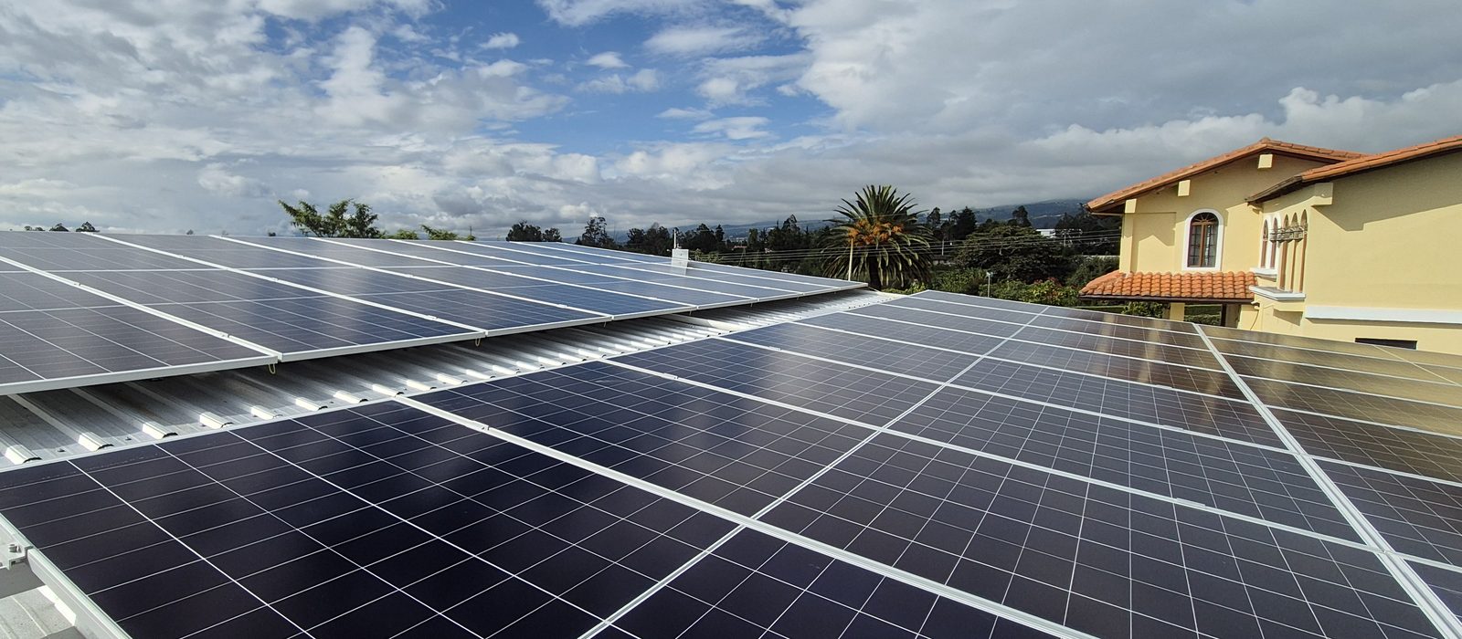Paneles solares instalados sobre el techo de una casa en Ecuador
